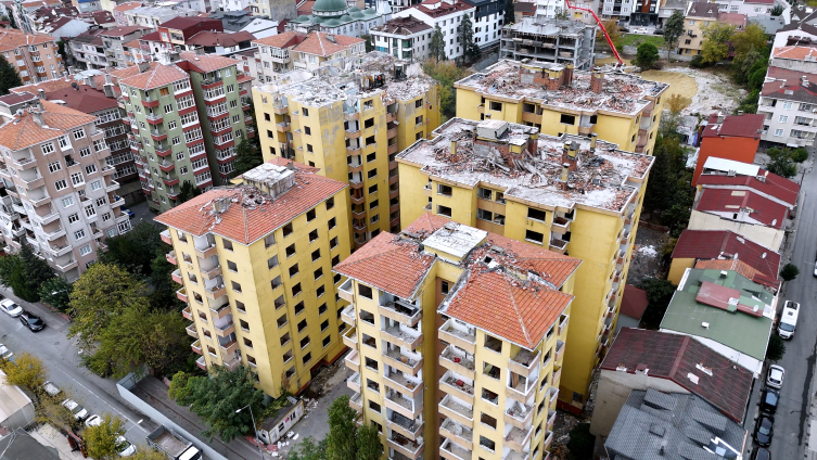 8 blokluk Doğuş Sitesi "yarısı bizden" desteğiyle baştan inşa ediliyor